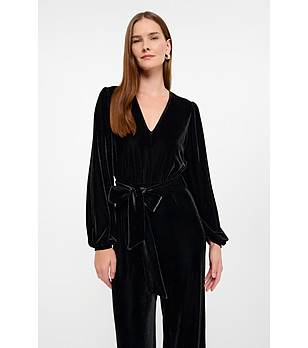 Черен дамски кадифен гащеризон с колан снимка