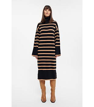 Черна рокля на бежови райета с поло яка снимка