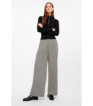 Дамски черен пуловер с цип и висока яка снимка