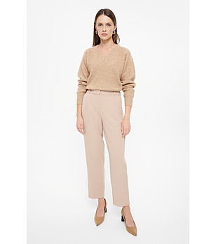 Бежов пуловер с V-образно деколте снимка