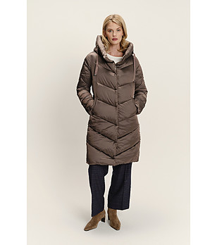 Дълго дамско кафяво ватирано яке с качулка снимка