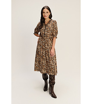 Кафява рокля миди с леопардов принт снимка