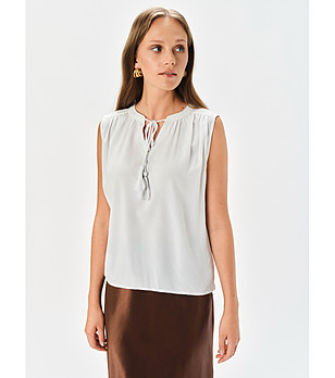 Светлосив топ с връзки снимка