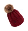 Тъмночервена шапка с помпон Murań-1 снимка