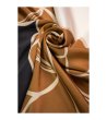 Сатенен шал в черно и светлокафяво с мотиви Poppy-3 снимка