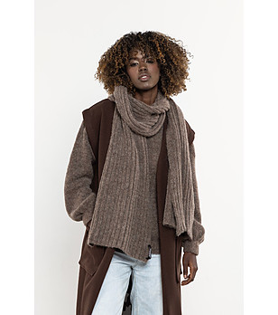 Кафяв шал с релефна плетка с мохер и вълна снимка