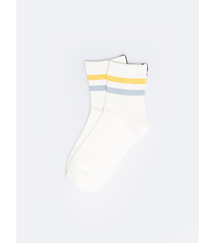 Дамски памучни бели къси чорапи с контрастни райета снимка