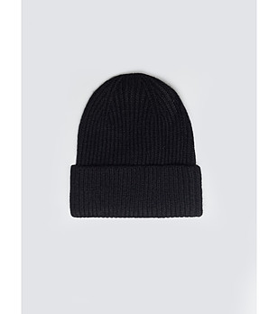 Черна дамска зимна шапка снимка