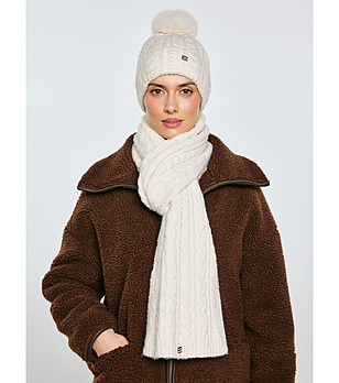 Дамски плетен шал в цвят екрю снимка