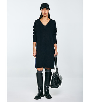 Черна плетена рокля снимка