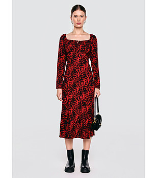 Рокля в червено и черно снимка