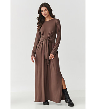 Дълга рокля в кафяво с връзка на талията снимка