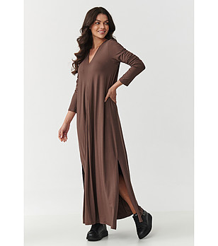 Дълга рокля в кафяво снимка