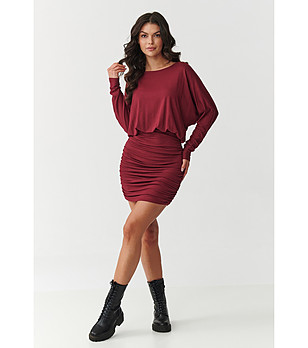 Рокля в бордо с набори в долната част снимка