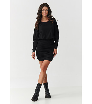 Рокля в черно с набори в долната част снимка