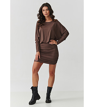 Рокля в кафяво с набори в долната част снимка