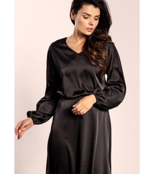 Черна сатенирана блуза с V-образно деколте A740 снимка