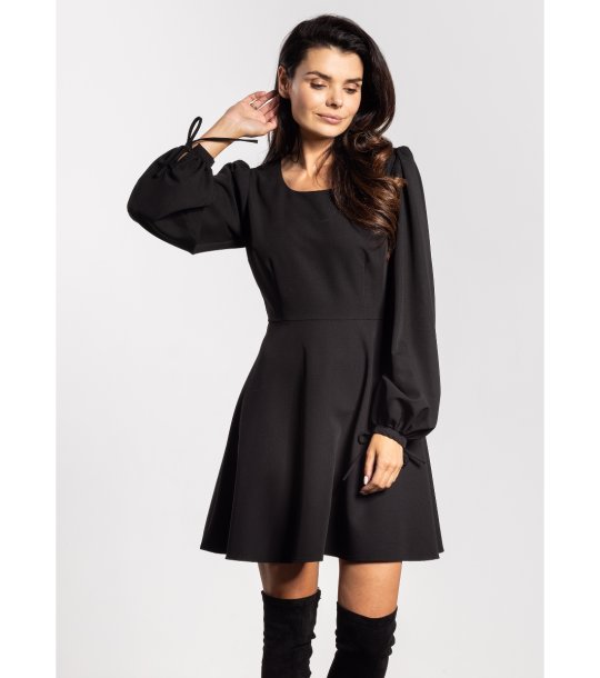 ЧЕРНА мини рокля с разкроен силует A741 снимка