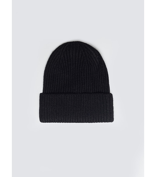 Черна дамска зимна шапка  снимка