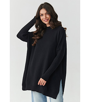 Дамски черен овърсайз пуловер с цепки снимка