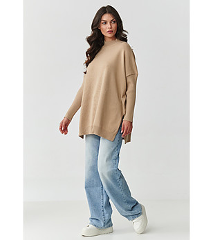 Дамски овърсайз пуловер в пясъчен нюанс с цепки снимка