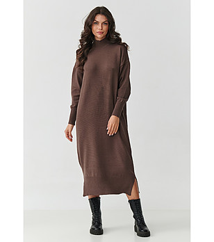 Кафява плетена миди рокля снимка