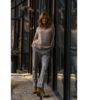 Дамски сив панталон на фино каре снимка