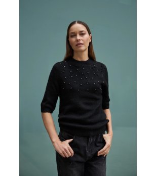 Дамски черен пуловер с перли снимка