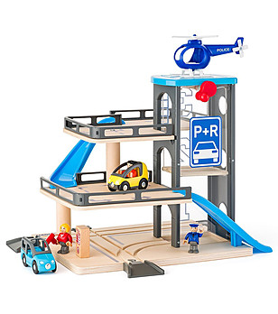 Дървен гараж с колички и хеликоптер снимка