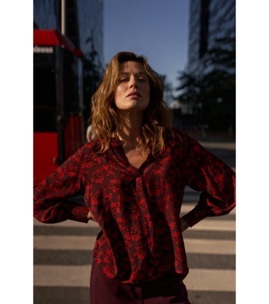 Дамска червена блуза с флорален принт  снимка