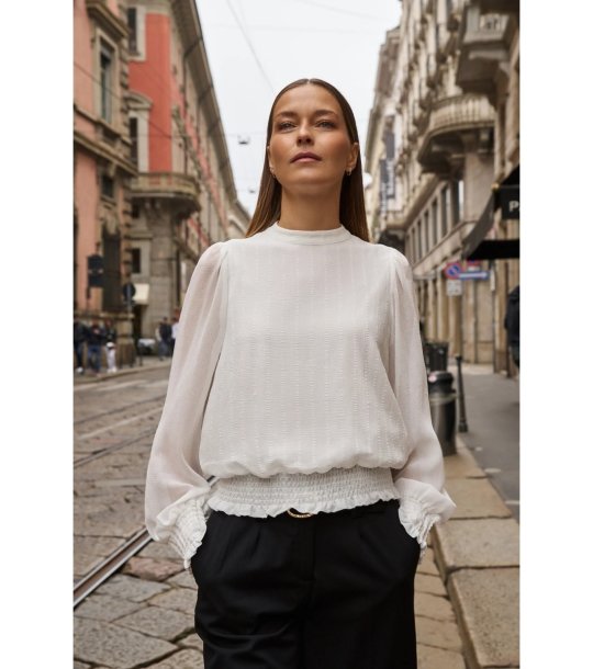 Дамска блуза в цвят екрю с ластичен подгъв  снимка