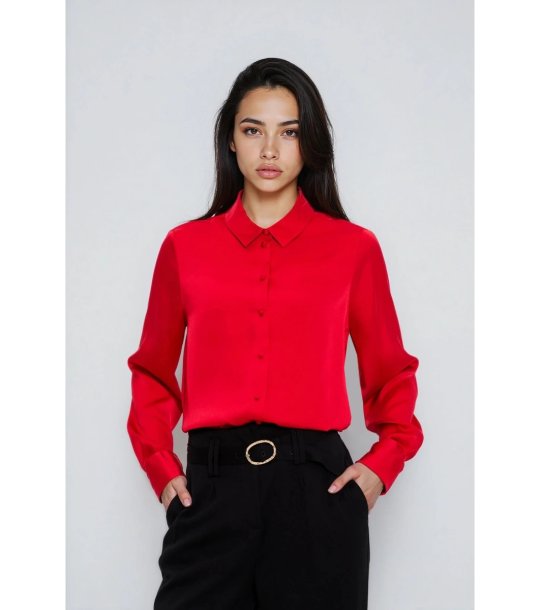 Червена дамска риза снимка