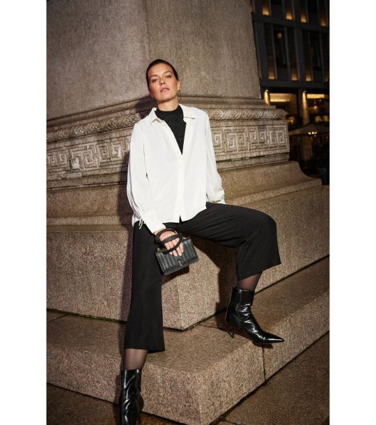 Дамска риза в цвят екрю с декорация при маншетите снимка