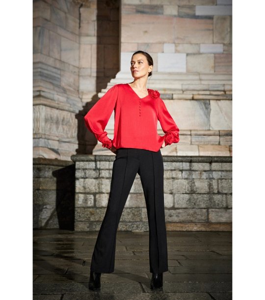 Червена дамска блуза с декоративни цветя снимка