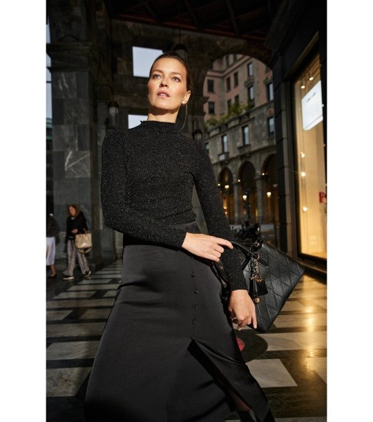 Черна дамска пола с декоративни копчета  снимка