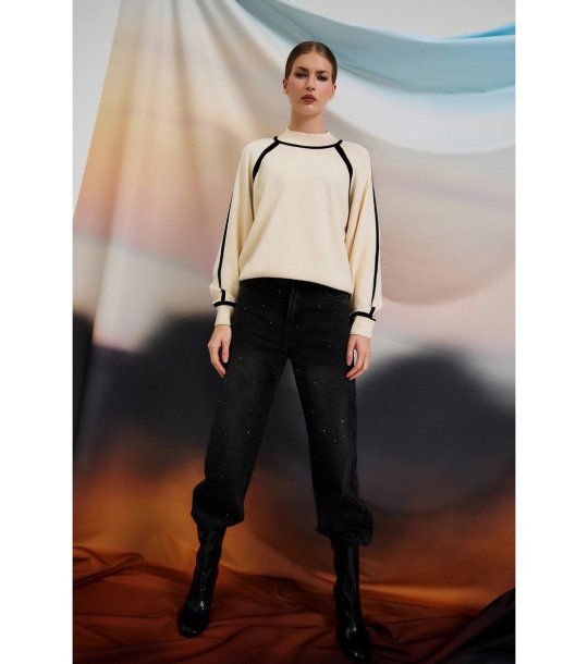 Дамски пуловер в екрю с черни кантове снимка