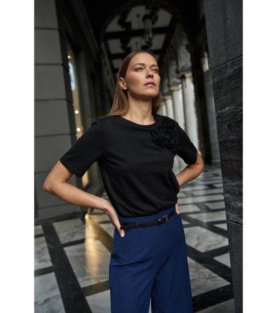 Черна памучна дамска блуза с 3D цветя снимка