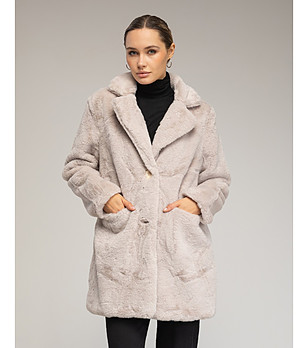 Бежово дамско пухкаво палто снимка