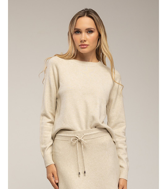 Бежов плетен пуловер снимка