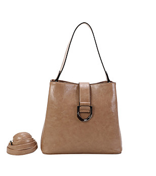 Дамска чанта в цвят таупе с три отделения снимка