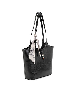 Черна дамска чанта с шал снимка