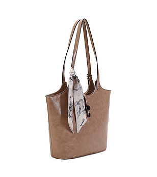 Дамска чанта в цвят таупе с шал снимка