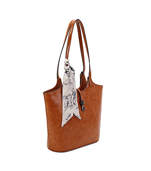 Дамска чанта в цвят коняк с шал снимка