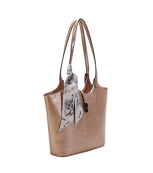 Дамска чанта в златисто с шал снимка