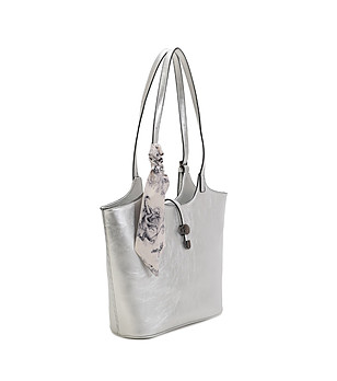 Дамска чанта в сребристо с шал снимка