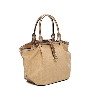 Бежова дамска чанта със златисти кантове снимка