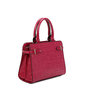 Дамска чанта в малиново червено с релеф снимка