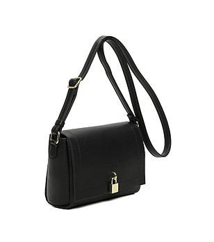 Черна дамска чанта през рамо с капак снимка