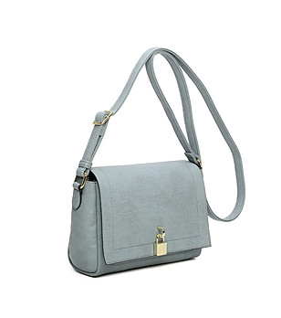 Дамска чанта в светлосиньо с капак снимка