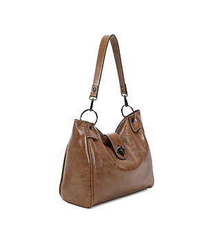 Дамска чанта в цвят капучино с лек гланц снимка